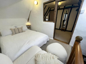 White Rose Getaway in Historical Cottage